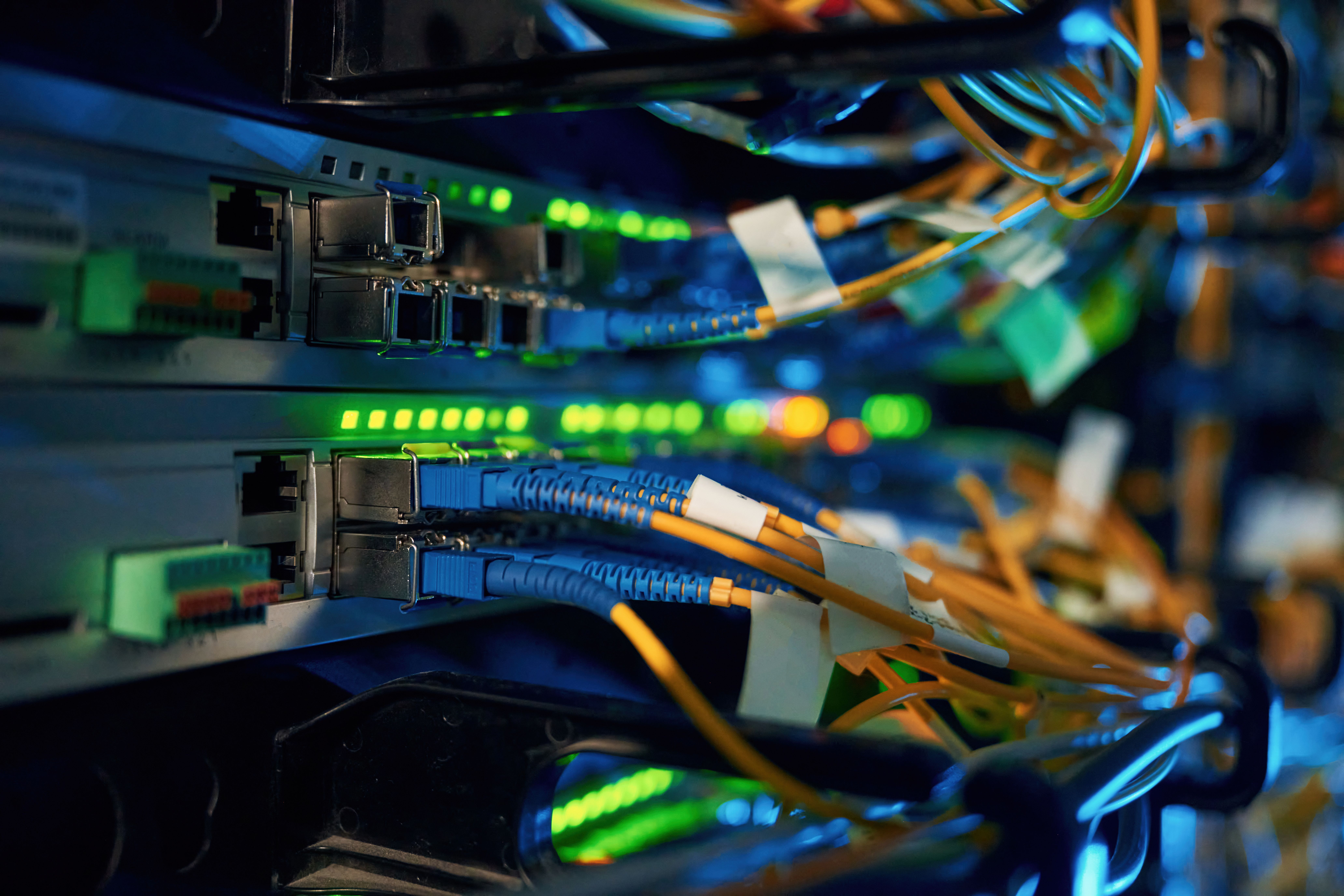 Мрежово оборудване и свързаност в сървърна среда