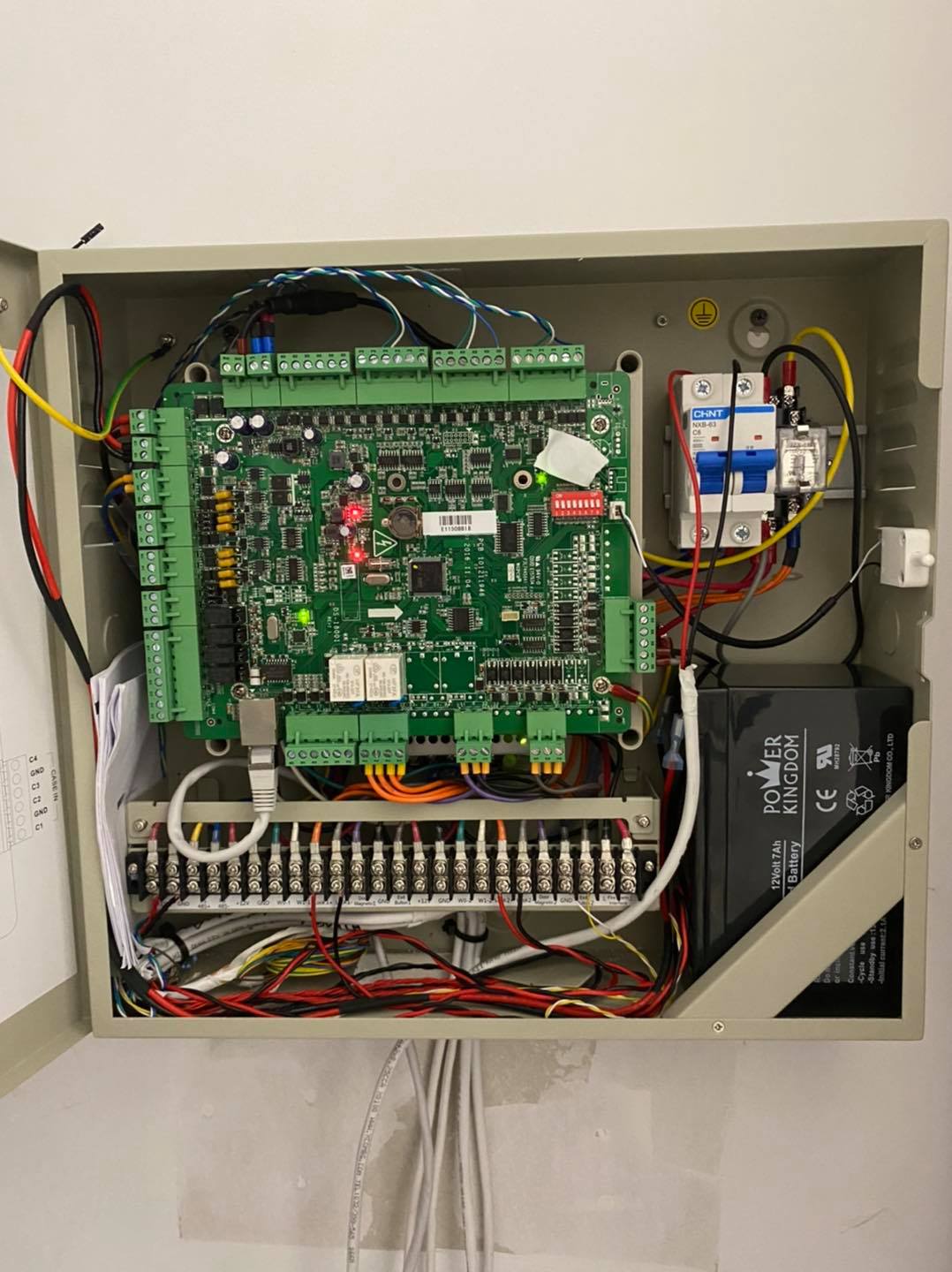 Контрол на достъп - шкаф с контролер, окабеляване и резервно захранване