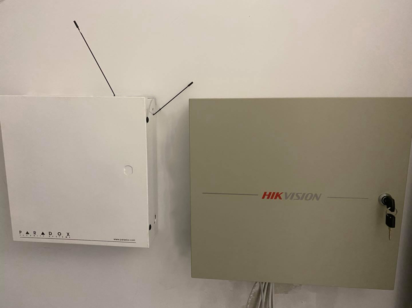Контрол на достъп - монтирани шкафове Paradox и Hikvision на стена