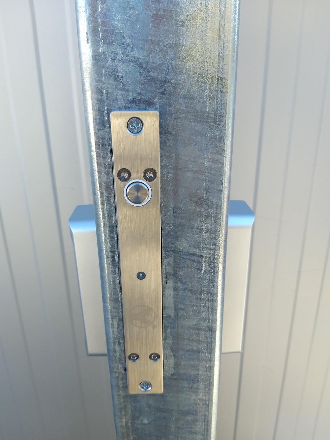 Контрол на достъп - терминал, бутон и брава на врата или портал