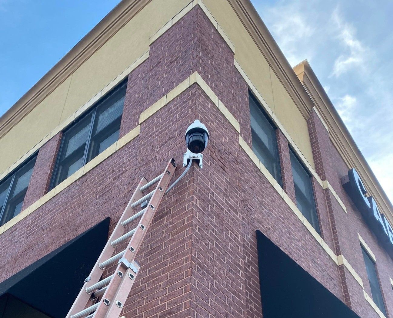 Видеонаблюдение - монтаж на PTZ камера с окабеляване