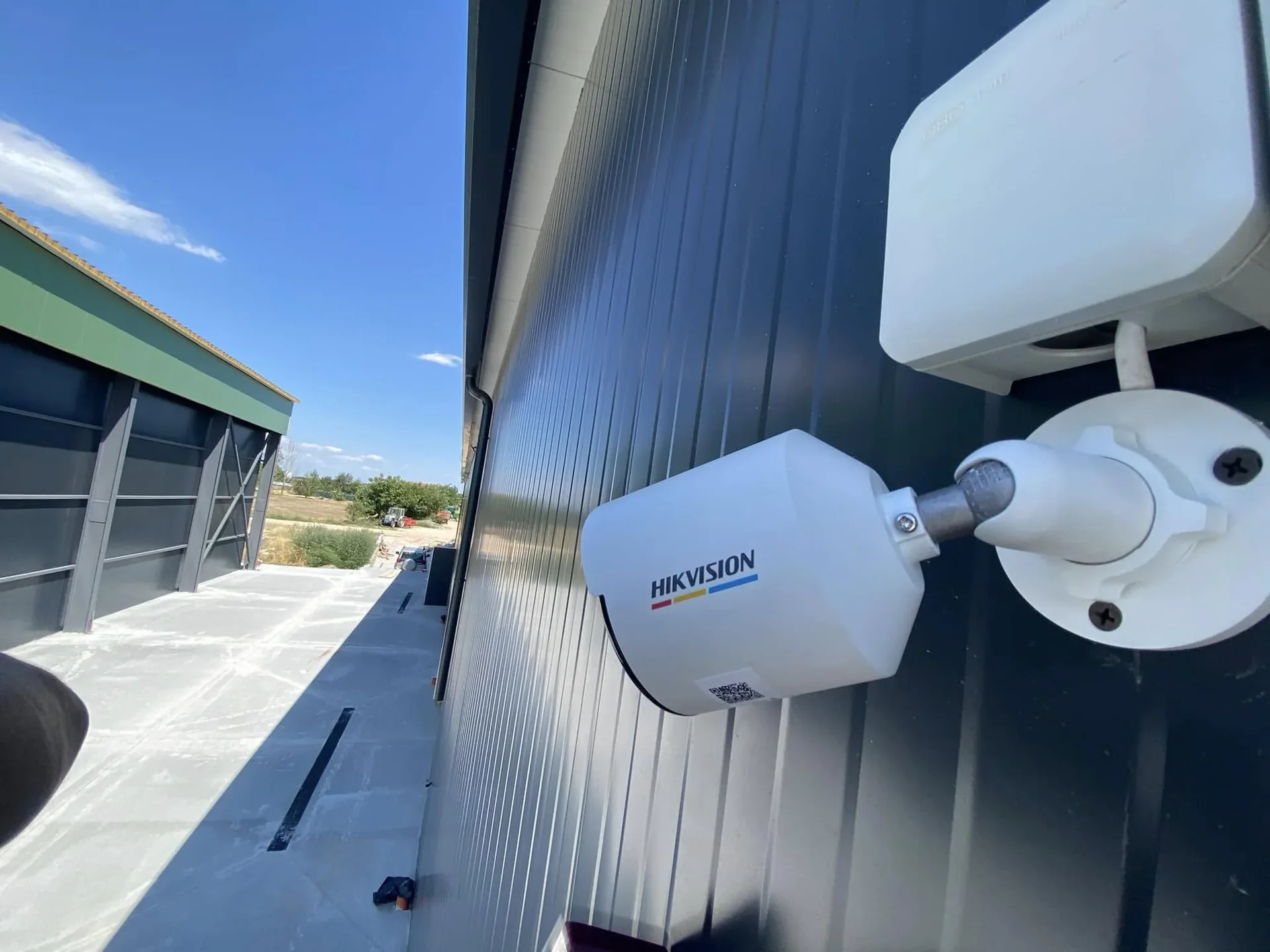 Hikvision камера за видеонаблюдение, монтирана на външна стена на индустриална сграда
